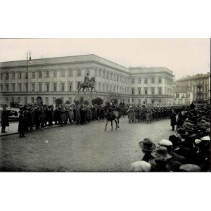 [Warszawa, Defilada przed Pałacem Saskim, po 1923] Fotografia niezidentyfikowanej uroczystości