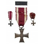 Krzyż Walecznych z miniaturkami i baretką - w gablotce ekspozycyjnej
