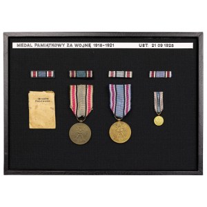 Gablotka z Medalami pamiątkowymi Za Wojnę 1918-1921