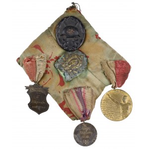 Odznaka 4 Pułku Artylerii Lekkiej i inne medale - zestaw na poduszce (5szt)