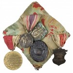 Odznaka 4 Pułku Artylerii Lekkiej i inne medale - zestaw na poduszce (5szt)