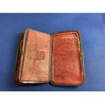 [Brieftasche aus der Zeit des Novemberaufstandes] Brieftasche für Männer für Dokumente, Banknoten und Kleingeld. Um 1820-1850. Leder, Stahlrand, Schnappverschluss. Abmessungen 14 x 8,5 cm.