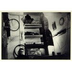 Beksiński w pracowni w Sanoku - fotografia autorstwa Marka Piaseckiego. Odbitka żelatynowo-srebrowa na papierze baryto...