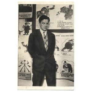 [MAJAKOWSKI Włodzimierz, pocztówka 2]. Pocztówka fotograficzna z portretem Włodzimierza Majakowskiego na tle swoich plak...
