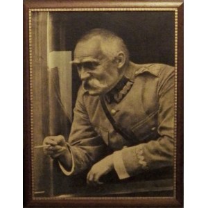 [PIŁSUDSKI J.]. Wielkoformatowa fotografia przedstawiająca Józefa Piłsudskiego w oknie wagonu, w mundurze marszałkowskim...
