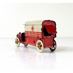 [AMBULANS]. Metalowy ambulans oznaczony czerwonym krzyżem.