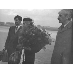 [JOLIOT-CURIE Irène - na warszawskim lotnisku - fotografia sytuacyjna]. X 1954. Fotografia form. ca 18,...