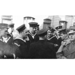 [WOJSKO Polskie - marynarze ocaleni z ORP Orkan po mszy żałobnej w Londynie - fotografia sytuacyjna]. [po 8 X 1943/...