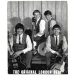 [KUBASIŃSKA Mira i członkowie zespołu The Original London Beat]. Odręczna dedykacja i podpisy na odwrocie dwóch fotograf...