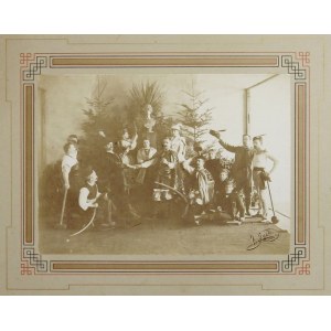 [FOTOGRAFIA w typie żywego obrazu - Pogodzenie się stanów w Polsce]. 1892. Fotografia form. 13,...