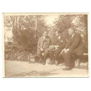 [KADEN-BANDROWSKI Juliusz - ze znajomymi - fotografia sytuacyjna]. [l. 20./30. XX w.]. Fotografia form. 8,8x11,...