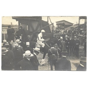 [KONIE - na torze wyścigów konnych we Lwowie - fotografia sytuacyjna]. [nie przed 1910, nie po 1914?]....
