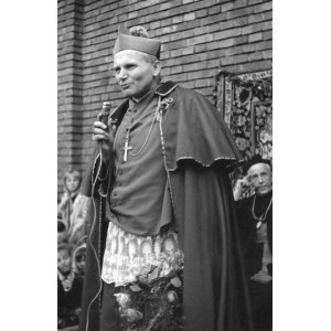 [WOJTYŁA Karol - podczas przemowy z okazji konsekracji kościoła w Niegowici - fotografia sytuacyjna]. [1966]...