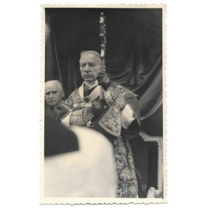 [WYSZYŃSKI Stefan - prymas podczas niezidentyfikowanej uroczystości 1 - fotografia sytuacyjna]. [l. 50. XX w.]...