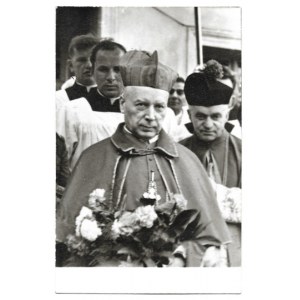 [WYSZYŃSKI Stefan - prymas podczas niezidentyfikowanej uroczystości 2 - fotografia sytuacyjna]. [l. 60. XX w.?]...