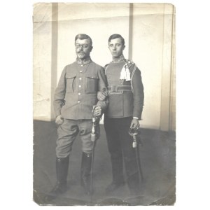 [WOJSKO - Wincenty Wodzinowski z synem Andrzejem w Legionach Polskich - fotografia portretowa]. [1917?]...