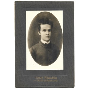 [PIŁSUDSKI Józef - w latach młodzieńczych - fotografia portretowa w owalu]. [15 VIII 1885/l. 20. XX w.?]...