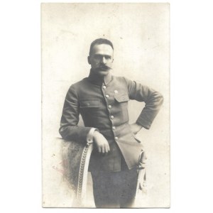 [PIŁSUDSKI Józef - w mundurze legionowym - fotografia portretowa]. [1914/1915]. Fotografia pocztówkowa form. 13,...