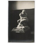 [RONCZEWSKI (Rączewski) Konstanty, rzeźbiarz]. Zbiór 12 fotografii dokumentujących rzeźby Konstantego Ronczewskiego oraz...