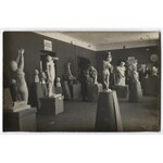 [RONCZEWSKI (Rączewski) Konstanty, rzeźbiarz]. Zbiór 12 fotografii dokumentujących rzeźby Konstantego Ronczewskiego oraz...