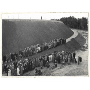[KRAKÓW - sypanie kopca na Sowińcu - fotografia sytuacyjna, pozowana]. [1936]. Fotografia form. 17,2x23,...