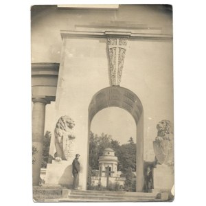 [LWÓW - Cmentarz Obrońców Lwowa - fotografia widokowa]. [l. 30. XX w.]. Fotografia form. 17,...