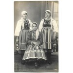 [ŁOWICZ - dziewczęta w strojach regionalnych - fotografie pozowane]. [l. 30. XX w.]....