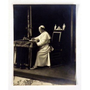 [PIUS XI, papież - podczas pracy - fotografia sytuacyjna]. [1925]. Fotografia form. 26,5x20,5 cm,...
