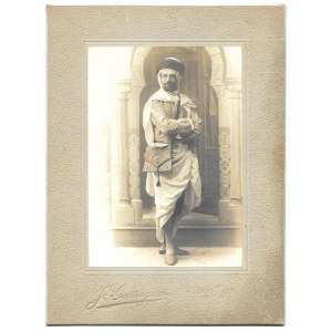 [PODRÓŻE - mężczyzna w Tunisie - fotografia pozowana]. [1870/1890]. Fotografia form. 13,8x9,8 cm oryg....