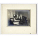 [STRZAŁKOWSKA Zofia - przy pracy - fotografia portretowa]. [1913/1914 bądź 1920/1921]. Fotografia form....