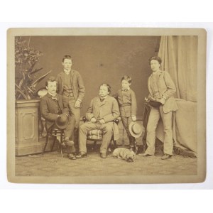 [WENTZL Konrad z synami - Janem, Ignacym, Maciejem i Adamem - fotografia pozowana]. [ok. 1880]. Fotografia form....