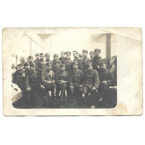 [LEGIONY Polskie - legioniści na kwaterze - fotografia zbiorowa]. [1915?]. Fotografia pocztówkowa form. 8,...