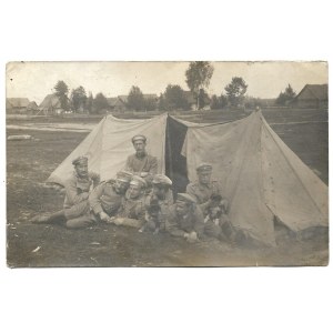 [LEGIONY Polskie - legioniści przed namiotem - fotografia zbiorowa]. [1915?]. Fotografia pocztówkowa form. 8,8x13,...