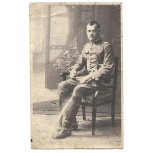 [LEGIONY Polskie - ppor. Zygmunt Putiatycki - fotografia portretowa]. [1917]. Fotografia pocztówkowa form. 13,2x8,...