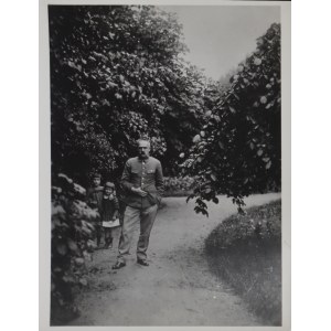 Józef Piłsudski (Fotografia), W ogrodzie z córkami