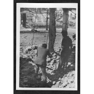 Warszawa 1944 Powstanie Warszawskie Powstańcy W Ruinach Warszawy [Odwrócony Plecami Sylwester Braun] Eugeniusz Haneman Fotografia [Vintage Print]