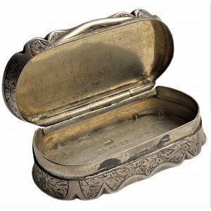 WIELKA BRYTANIA - srebrne otwierane oraz grawerowane pudełeczko 1901