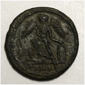 Constantinopolis (335 - 336).  Malý bronz AE18. Viktorie na přídi lodi SMKA. Minc.-Cyzikus. RIC...
