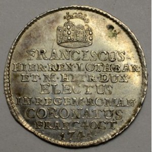 Malý žeton ke korunovaci na řím. císaře ve Frankfurtu 4.10.1745. Koruna, nápis / korunovační klenoty, boží oko, opis...