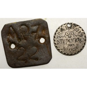 Anonymní známka s monogramem APZ a č. 22. Jednostr. mosaz 27,7 x 28,8 mm, 2 pův. otvory. Žeton z německé mince 50 pf...