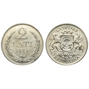Latvia 2 Lati 1925. Averse: Arms with supporters. Reverse: Value and date within wreath...