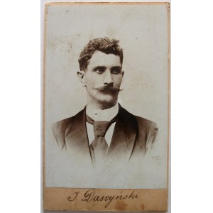 DASZYŃSKI IGNACY. Fotografia naklejona na kartonik formatu 6/10 cm. Nie sygnowana. Około 1900 r