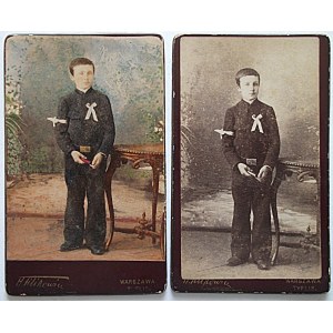 [FOTOGRAFIA]. Dwie identyczne fotografie wykonane w atelier, postać chłopca zapewne po pierwszej komunii