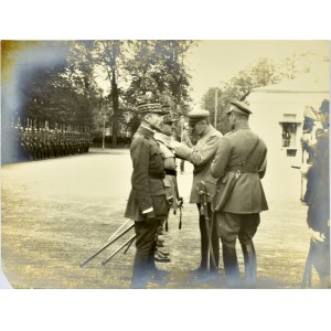 Józef Piłsudski (Fotografia), Józef Piłsudski odznacza francuskich generałów