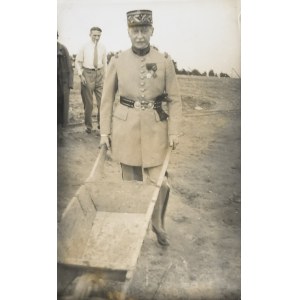 [Piłsudski] - Marszałek Petain przy sypaniu Kopca Piłsudskiego