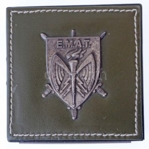 Franciaország 1974-1980. E.M.A.T. (Etat-Major de l'Armée de Terre) ezüstpatinázott fém plakett, kétoldalt bőrborítású...