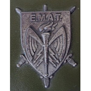 Franciaország 1974-1980. E.M.A.T. (Etat-Major de l'Armée de Terre) ezüstpatinázott fém plakett, kétoldalt bőrborítású...