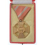 1946. Magyar Köztársasági Érdemérem arany fokozata aranyozott Br kitüntetés eredeti mellszalagon...