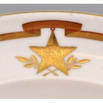 1952 Herendi porcelán mély tányér Rákosi címerrel. Feltehetően gyártás előtti egyedi mintadarab a festő nevével: R.M....