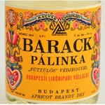 cca 1970 Barack pálinka. 1L üveg, díszdobozban, pohártáróval, 6 pohárral. 29 cm / Vintage pear brandy in present box...